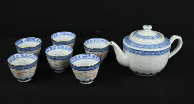《玖隆蕭松和 挖寶網T》B倉 陶瓷 青花玲瓏紋 祥龍戲珠 茶杯 茶壺 茶具 一批 (07668)