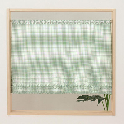 Vintage+。復古家。日本 短簾 。綠格子 蕾絲 刺繡 挖洞 穿桿 咖啡簾 門簾 簾子 (100*70cm/特價)