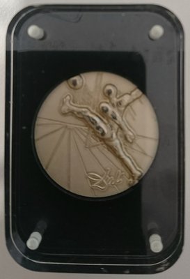 薩爾瓦多.達利設計銀質紀念章（1986年墨西哥主辦世界杯足球紀念章）照片因壓克力反光