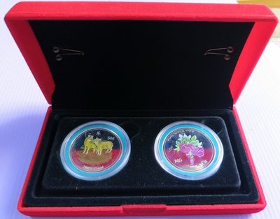 ~郵雅~庫克群島2003年生肖羊年與玫瑰花紀念幣2枚(背面圖像---英國女王伊莉莎白二世人頭像)