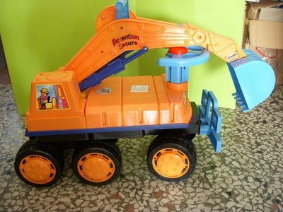 小猴子玩具鋪~ 台製075~大型可乘坐工程車/挖土機/有喇叭/方向盤.售價:600元/款