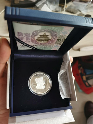 2017年中國熊貓金幣發行35周年紀念銀幣。熊貓銀幣中國人的
