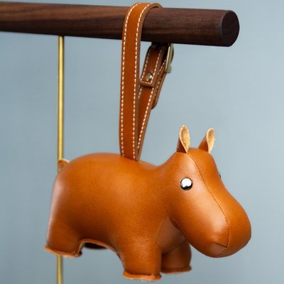 Zuny 河馬造型吊飾，合成皮革材質的輕巧吊飾，經典產品升級回歸!吊繩可調長度，Ornament Hippo