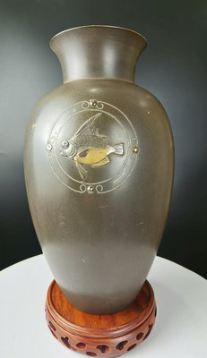 銅花瓶《銀絲鑲嵌金工魚紋銅花瓶》金工師在銘物