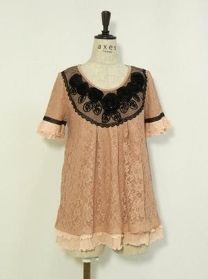 日本品牌AXES FEMME領口立體玫瑰拼接蕾絲緹花上衣洋裝