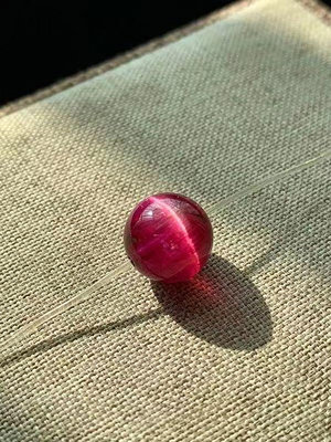 ❤妙玉生花優品購❤巴西稀缺紅貓眼碧璽11.1mm單珠，重2.2g，顏色美豔，晶體通透，可做吊墜，配多寶.