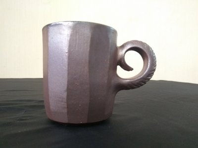 《茁壯啟業 》茶杯 柴燒咖啡杯 藏 作者:吳金維 K428 尺寸：9.7x6.3x7.5