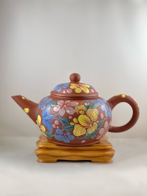 《二十五年經典宜興紫砂壺》彩釉標準壺、紅土、520cc、售價$8000