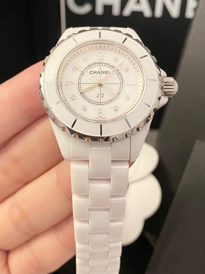 保證專櫃真品 新款錶扣‼️2年錶附保證卡‼️95成新 珍珠母貝 8鑽 33mm Chanel 香奈兒 J12 陶瓷錶白色