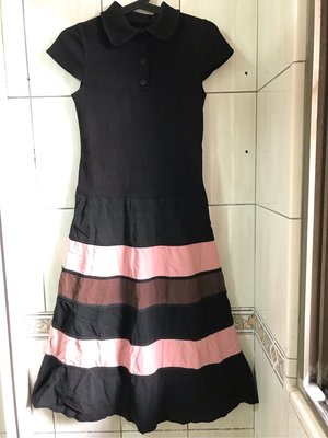 黑色洋裝裙擺拼接粉色、咖啡色系，上衣有彈性，衣標、洗標已剪，左側開拉鏈，第一個釦眼些微脫線，附半內襯，已反映在價格上