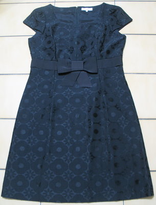 ROSALINE LEE(M'S GRACY副牌)40號黑色+浮雕山茶花朵.立體蝴蝶結短袖洋裝