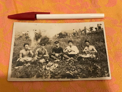 （日治台灣史料）1940年代，日治台灣時期的師範大專學生，軍訓行軍訓練，午餐吃便當。（軍用便當盒上面可以放水壺）