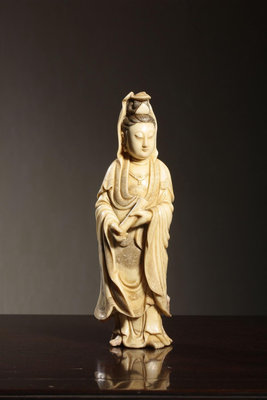 壽山石 瓷白芙蓉 持經觀音立像 高度19cm