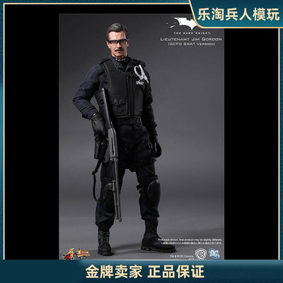 易匯空間 正版兵人模型 【新品推薦】HotToys HT 2012會場 MMS182 16 可動兵人 蝙蝠俠戈登局長 現貨 BR1092