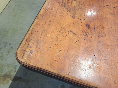 台中Under Object 古道具整檜板 厚達 8 cm 日治時期 長桌 陳列桌  . 157 x 62 H 57 皮殼極美  . 腳與桌板 為兩件式