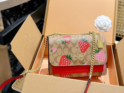 ELLA代購#Coach 新款 草莓印花 Klare翻蓋小方包 風琴郵差包 這款包包看起來，可以說是非常的精致 1522743