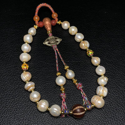 老伯伯收藏多年珍珠十八子佛珠手持尺寸：珍珠12mm  十八子手串和朝珠都是清代服飾中的佩件，不過朝珠原是納入 ZK19519