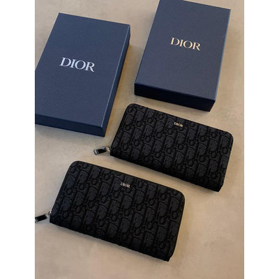 Dior 經典刺繡緹花滿版Logo搭配銀色立體字母Logo設計 黑色 男生 男款 拉鍊式 皮夾 長夾