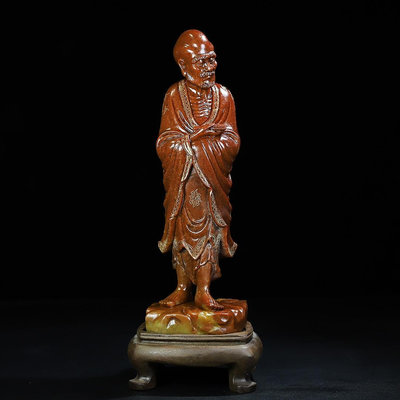 壽山石朱砂紅石雕刻描金達摩大師佛像擺件，凈高27.5公分長9公分厚7.6公分，凈重1589克，18000，，14370