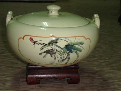 典藏一隻台灣早期金門陶瓷廠製作的老汽鍋~漂亮優雅(一)