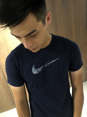 美國百分百【全新真品】Nike T恤 短袖 上衣 T-shirt 運動 休閒 logo 深藍色 XS號 J356