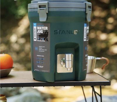 【水桶+訂製版水龍頭】STANLEY  冒險系列 Water Jug  保溫冷飲桶  冰桶 水桶   7.5L 軍綠