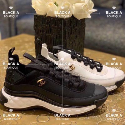 【BLACK A】精品 Chanel 2020 早春度假系列 金色CC側邊絨面小牛皮休閒運動鞋 白色／黑色 復古風