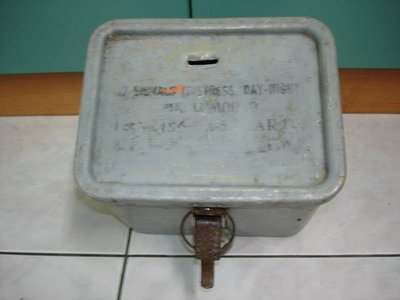 收藏一隻古早的原裝彈藥箱-完整並有編號