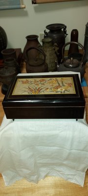 早期木質鑲嵌銅版刻梅蘭竹菊紋發條式音樂珠寶盒，無款，約長19.4×寬12.5×17.2公分。