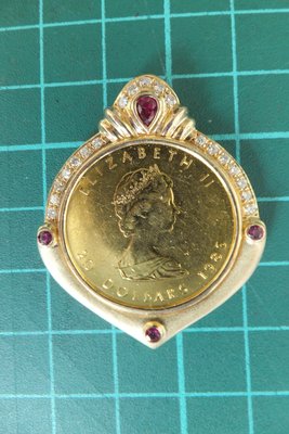 1986年加拿大1／2盎司楓葉金幣、Ｋ金鑲礸石（19粒小礸、红寶石4粒）吊墜、有帶過、保真