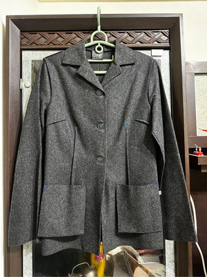 國際名牌正品羊毛外套【 COP COPINE 】36號。黑色衣身搭配寶藍色羊毛棉線純手工高級縫製。新品。照片就是實物圖。