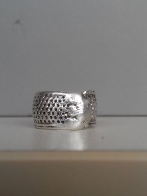 藏寶閣 （老銀飾品）帶款的老銀頂針戒指做針線活繡花繡十字繡時保護手其他時也可帶的 Cchg3079