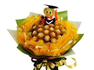 娃娃屋樂園~畢業學士熊+33朵金莎巧克力(網紗)花束-金色 每束1550元/畢業花束