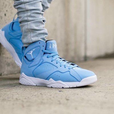 aj7 pantone