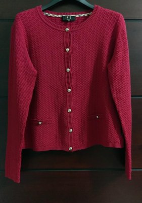 （冬衣出清）日製 英國品牌 DAKS LONDON 暗紅色前開釦針織衫小外套。小口袋麻花紋針織配金色商標釦。尺寸42碼 迪奧  Burberry MsGracy