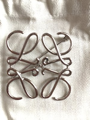 【BEAUTY精品】專櫃正品Loewe logo 胸針