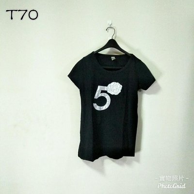 T70 黑色圓領短袖上衣 白色數字5玫瑰印花 有彈性 二手上衣