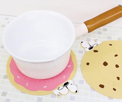 ˙ＴＯＭＡＴＯ生活雜鋪˙日本進口雜貨人氣美式風格史努比甜甜圈 餅乾造型矽膠隔熱墊 鍋墊 止滑設計(預購)
