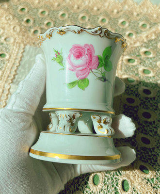 轉梅森Meissen粉玫瑰四足花瓶，二杠，高約8.9cm,口