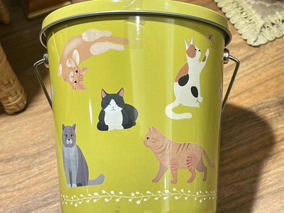 *黑頭小羊雜貨小舖*日本zakka~～黃色鐵桶可愛貓咪鐵製收納罐（含糖果）/鐵製手提收納桶/鐵製水桶造型糖果收納桶