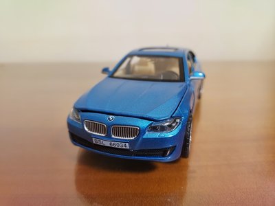 全新盒裝~1:32 ~BMW 寶馬 535i 亮藍色合金模型聲光車