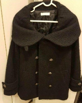 NICE CLAUP 羊毛大衣， 黑色荷葉大 造型領， 冬天保暖毛呢外套， 氣質優雅 大方， 801元 標