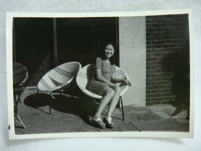 【早期老照片】民國60年代 美女 藤椅 - 8cm x 11cm