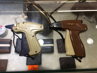 自售《吊牌槍 標籤槍 打標槍 商標槍 兩隻一起賣》G功能正常,用不到了~便宜廉售兩隻300元