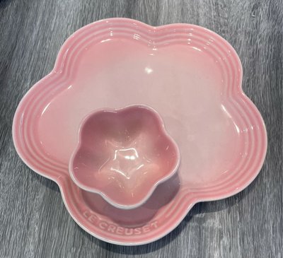 全新 Le Creuset 瓷器 大花盤+小深花碟 顏色：牛奶粉 花型碗盤組 頁面是單組價
