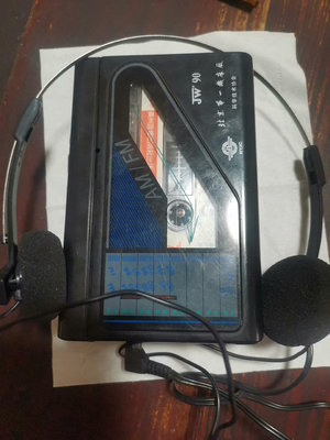 國產京華磁帶隨身聽，收音機，卡帶都可以，如需要完美音質，需要更換皮帶，畢竟年代久了，皮帶老