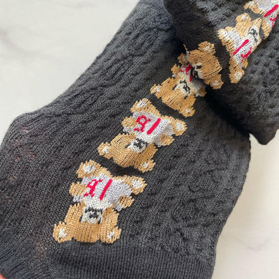 【本殿】現貨-韓國 小熊 浮雕 淺口襪 隱形襪 黑色 四季 矽膠防滑 短襪 23-25cm
