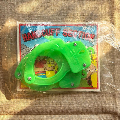 《太陽臉古早物》台灣六○年代外銷的塑膠手銬玩具。