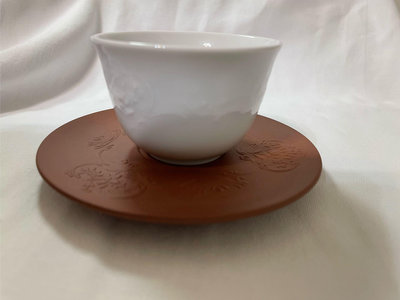 麥森 Meissen 一級品 中式茶杯 杯身 底碟均有浮雕紋 ，紫砂底碟 沒有使用 杯口6.5高4.5 底碟10.7 杯身三種不同浮雕紋 底碟也是