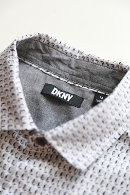 DKNY 男款 滿印短袖襯衫 488元